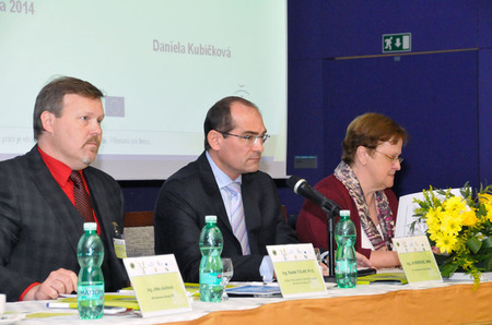 Část čestného předsednictva - zleva: ředitel ÚSOD Radek Tolar, první náměstek ministra obrany Jiří Borovec a Daniela Kubíčková z Ministerstva práce a sociálních věcí ČR