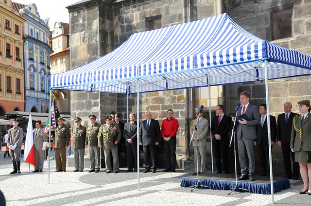 Oficiální hosté, ústavní a státní činitelé vyzvali k uchování v paměti národa odkazu padlých ve 2. světové válce