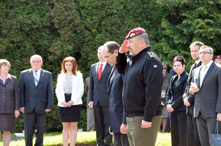 Ti také vzdali čest padlým vojákům spojeneckých armád a obráncům Prahy