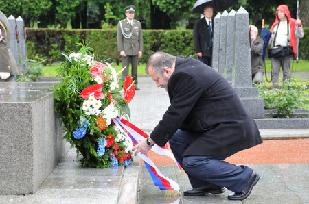 Ředitel zahraničního odboru Kanceláře prezidenta republiky Hynek Kmoniíček položil k pomníkům věnce prezidenta republiky Miloše Zemana