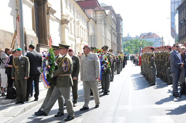 Smuteční věnec Ministerstva obrany a Generálního štábu AČR položil generál Aleš Opata, zástupce náčelníka GŠ AČR a ředitel SOC MO
