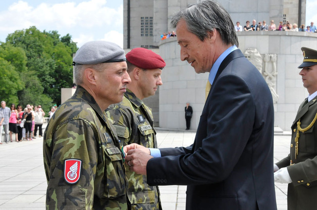 Ministr Martin Stropnický předal plukovníku Hudečkovi a praporčíku Vychodilovi Záslužné kříže ministra obrany III. stupně
