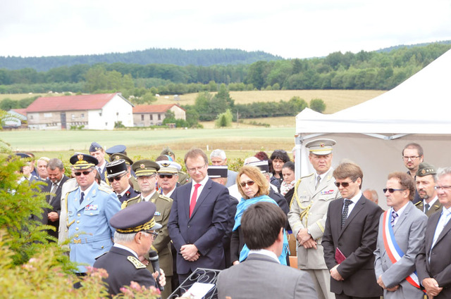 Čestní hosté pietní vzpomínky v Darney (2)