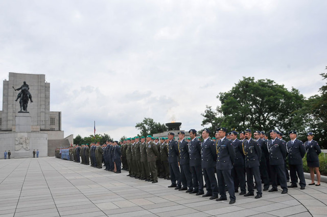 Nastoupené jednotky Armády České republiky a Hradní stráže na pražském Vítkově