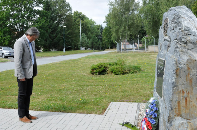 Ministr obrany se poklonil památce tří vojáků brigády, kteří zemřeli při plnění služebních povinností v zahraničních misích