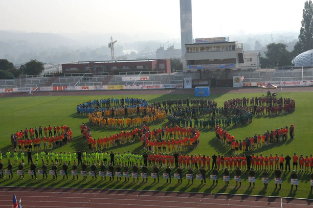 Mladí sportovci vytvořili na ploše stadionu Juliska obrazec z něhož je patrná myšlenka projektu