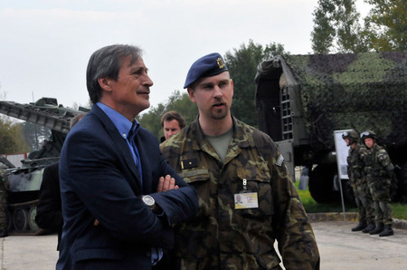 Ministrovi představil práci svých podřízených i techniku, kterou disponují, velitel 252. protiletadlového raketového oddílu major Jan Suchý