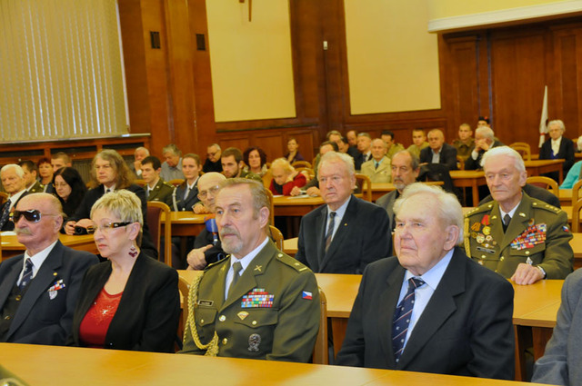 Slavnostního shromáždění se účastnila řada veteránů 2. světové války, kteří do Prahy vážili cestu z krajských organizací