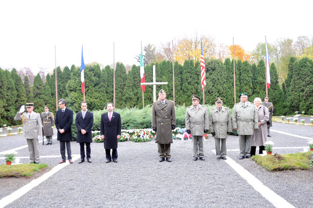 Představitelé ambasád Francie, Itálie, USA a další hosté vzdali čest vojákům, kteří jsou pochováni na hřbitově v pražských Ďáblicích