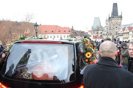 Cesta smutečního průvodu vedla přes Karlův most