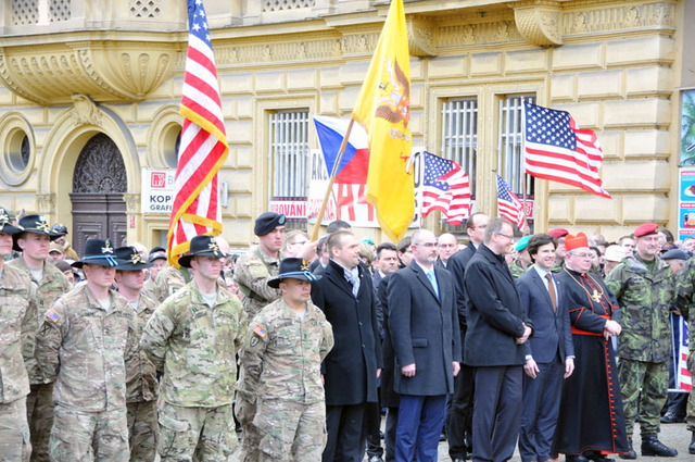 Hosté  pietního aktu u pomníku Díky Ameriko!