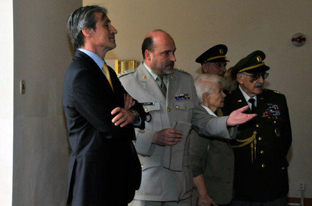 První částí výstavy provedl hosty ředitel Vojenského historického ústavu plukovník Aleš Knížek