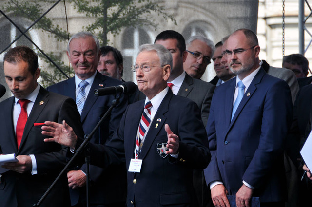 Americký válečný veterán - osvoboditel Plzně - Earl Ingram v projevu za veterány přiznal, že kus jejich srdcí zůstává v Plzni