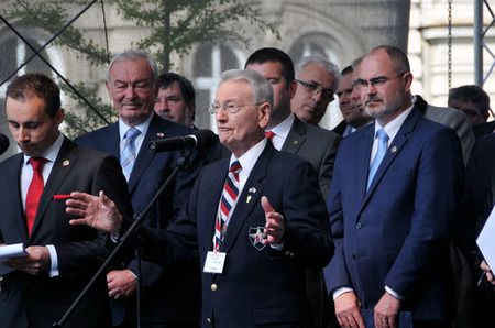 Americký válečný veterán - osvoboditel Plzně - Earl Ingram v projevu za veterány přiznal, že kus jejich srdcí zůstává v Plzni