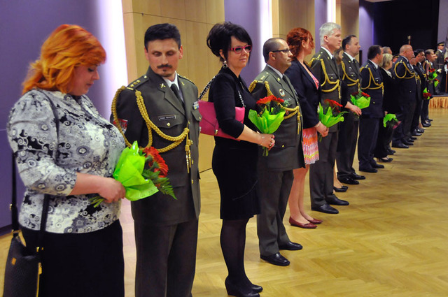 Manželky nových plukovníků české armády obdržely od náčelníka GŠ AČR květiny