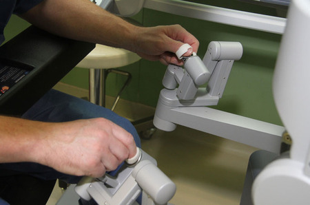 Z operačního sálu, kde probíhá 2000. operace robotickou asistencí