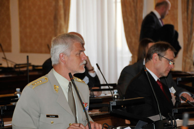 Se svými příspěvky vystoupili na konferenci také bývalí náčelníci Generálního štábu AČR armádní generálové Petr Pavel a Jiří Šedivý (v pozadí vpravo)