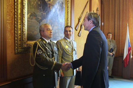 Ministr obrany Martin Stropnický poděkoval generálu Schulcovi za jeho práci a popřál mu hodně úspěchů v diplomatických službách