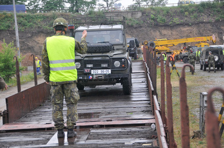 Navádění prvního bojového vozidla Kajman na železniční vagón