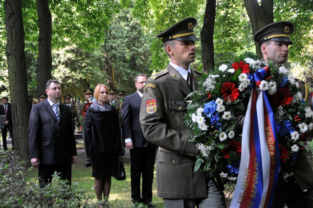 ...Smuteční věnec poslanců Poslanecké sněmovny Parlamentu ČR