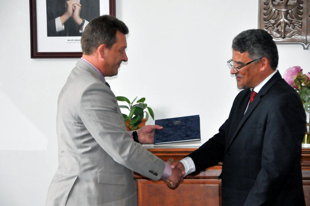 Státní tajemník Petr Vančura předává podepsaný slib náměstku ministra obrany Tomáši Kuchtovi