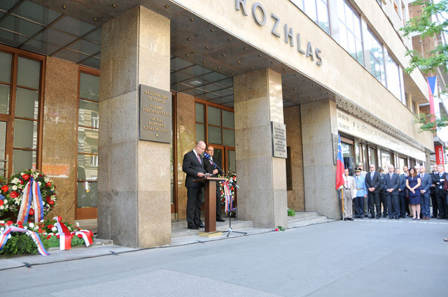 Pietní akt před budovou Českého rozhlasu v Praze na Vinohradské třídě