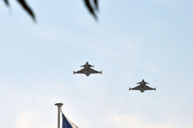 Slavnostní ceremoniál byl zahájen průletem dvou letounů JAS 39 Gripen z čáslavské základny