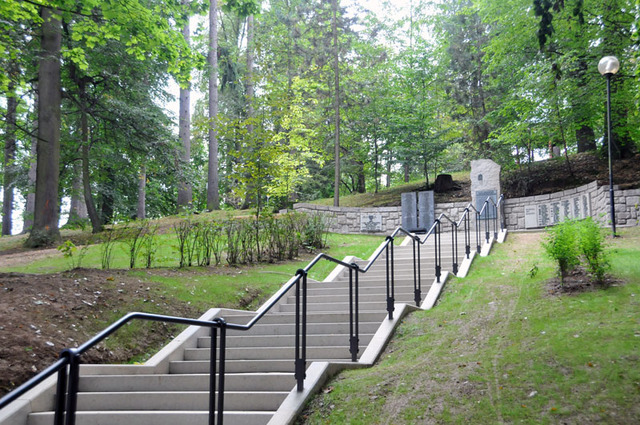 Mnozí z vojáků-hradečáků znali toto pietní místo pod názvem "Slepičí schody". To proto, že tady kdysi křivolaké schody zdolávali silovými cviky. Dnes září novotou a památník je důstojným pietním místem