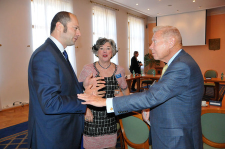 Na závěr jednání popřál náměstek Pavel Beran všem členům delegace šťastný návrat do Spojených států a poděkoval za příjemné setkání. Na snímku se loučí s paní a panem Schubertovými