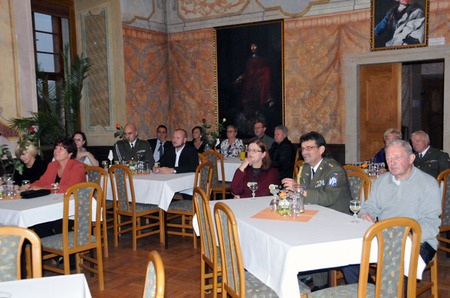 Část účastníků XII. setkání vojenských pozorovatelů v Rytířském sále zámku v Komorním Hrádku