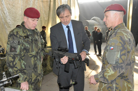 Ministr obrany navštívil 43. výsadkový prapor v Chrudimi