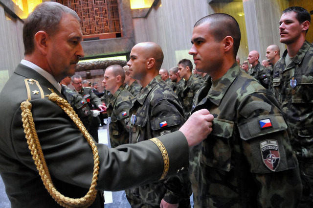 Zástupce velitele Pozemních sil AČR brigádní generál Ladislav Jung předává Medaili ministra obrany Za službu v zahraničí