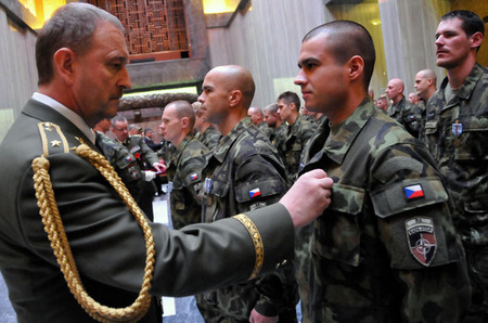 Zástupce velitele Pozemních sil AČR brigádní generál Ladislav Jung předává Medaili ministra obrany Za službu v zahraničí