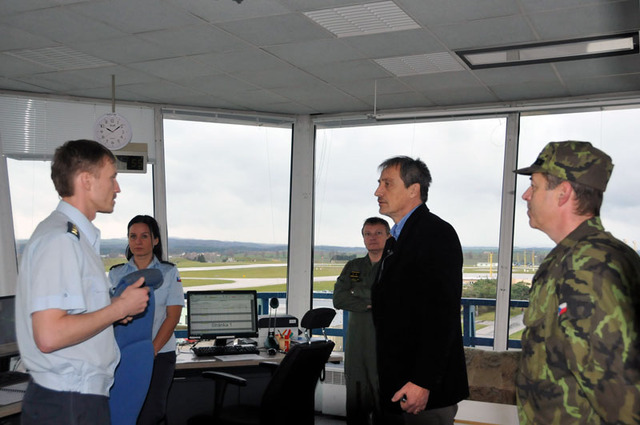 Na věži, kde pracují řídící letového provozu, informoval ministra o činnosti směny kapitán Kamil Staščík (vlevo)