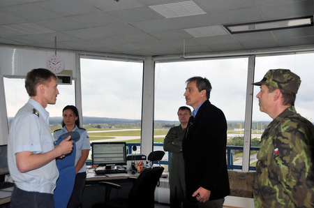 Na věži, kde pracují řídící letového provozu, informoval ministra o činnosti směny kapitán Kamil Staščík (vlevo)