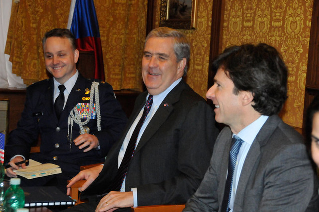 Část americké delegace na jednání s ministrem obrany ČR - zleva: přidělenec obrany USA v ČR plk. Mark Wootan, velvyslanec USA při NATO Douglas Lute a velvyslanec USA v ČR Andrew H. Schapiro 