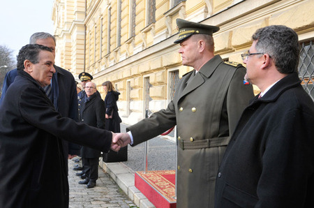 Ministr Martin Stropnický představil tuniskému hostu členy své delegace, jako první se pozdravil s tuniským ministrem náčelník GŠ AČR generálporučík Josef Bečvář