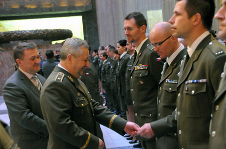 Ředitel Sekce podpory MO generál Jaromír Zůna předával spolu s velvyslancem Slovinské republiky Leonem Marcem pamětní mince vojákům, kteří se zúčastnili cvičení BLED 2015