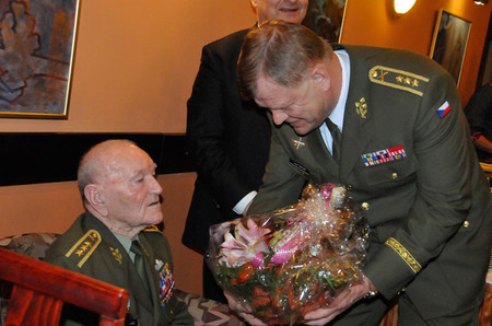 Speciální dárek si pro jubilanta připravil náčelník Generálního štábu AČR generálporučík Josef Bečvář - koš oblíbených klobásek