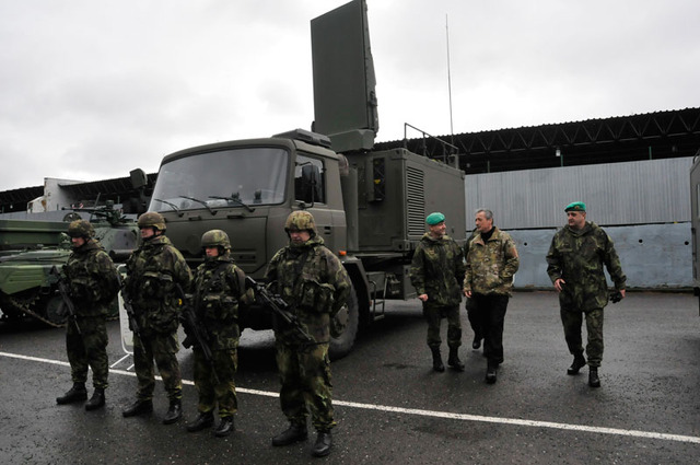 Jinečtí dělostřelci připravili pro hosty ukázku své výzbroje a techniky - dělostřelecký střelecký a vyhledávací radiolokátor ARTHUR