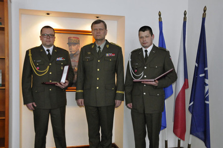 Pomáhat v krizových situacích je lidské a samozřejmé, uvedli vyznamenaní vojáci 