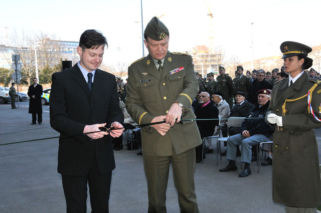 Slavnostní chvíle přestřižení pásky autorem výstavy Tomášem Kykalem z Vojenského historického ústavu Praha a náčelníkem GŠ AČR generálporučíkem Josefem Bečvářem
