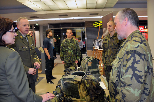 Generálmajor Jaroslav Kocián spolu s plukovnicí Lenkou Šmerdovou ocenili přístup vojáků aktivní zálohy, kteří působí při 72. mechanizovaném praporu v Přáslavicích. Ti se Army dne na pražské Floře zúčastnili v rámci svého volna