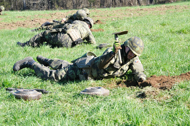 Ke slovu se dostala dobře nabroušená polní lopatka, aby s její pomocí mohl ženista vytvořit lůžko pro minu