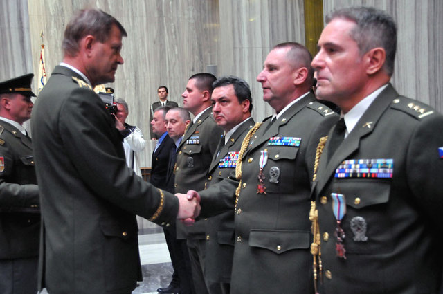 Za výtečné splnění úkolů na cvičení Hradba 2016 převzali ke Dni vítězství čestný odznak také plukovník Jaroslav Hrabec (v popředí) a podplukovník Vladimír Losenický