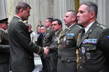 Za výtečné splnění úkolů na cvičení Hradba 2016 převzali ke Dni vítězství čestný odznak také plukovník Jaroslav Hrabec (v popředí) a podplukovník Vladimír Losenický