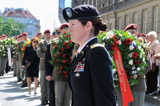 Také zástupci velvyslanectví, akreditovaní v Praze vzdali čest památce československých parašutistů v pražské Resslově ulici