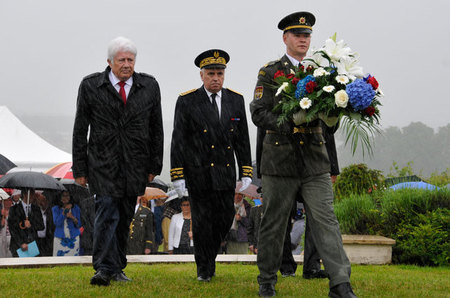 Čest československým legionářům vzdal v Darney také prefekt oblasti Vosges, Jean-Pierre Cazanave-Lacrouts