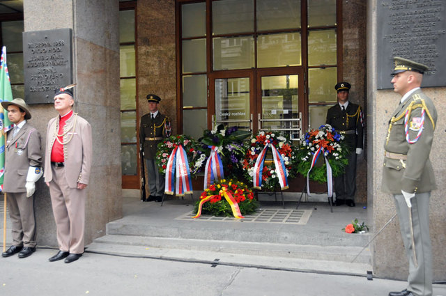 Uctění památky obětí z roku 1968 před budovou Českého rozhlasu na Vinohradské třídě v Praze