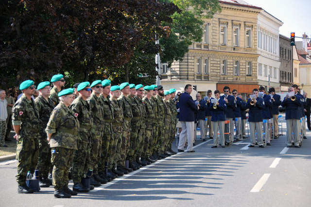 Pietního aktu se zúčastnili ocenění příslušníci Aktivní zálohy AČR a tradiční hudební kulisu vytvořila Městská hudba Františka Kmoha z Kolína, kterou dirigoval Miroslav Bulín